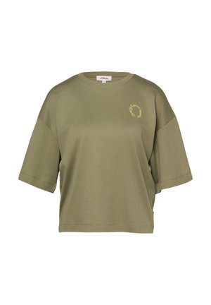 Krótkie zielone oliwkowe T-shirt z okrągłym dekoltem i małym żółtym okrągłym napisem na górnej lewej stronie klatki piersiowej.