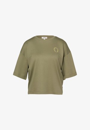 T-shirt court à manches courtes vert olive avec encolure arrondie et petit texte circulaire jaune sur le haut du côté gauche de la poitrine.