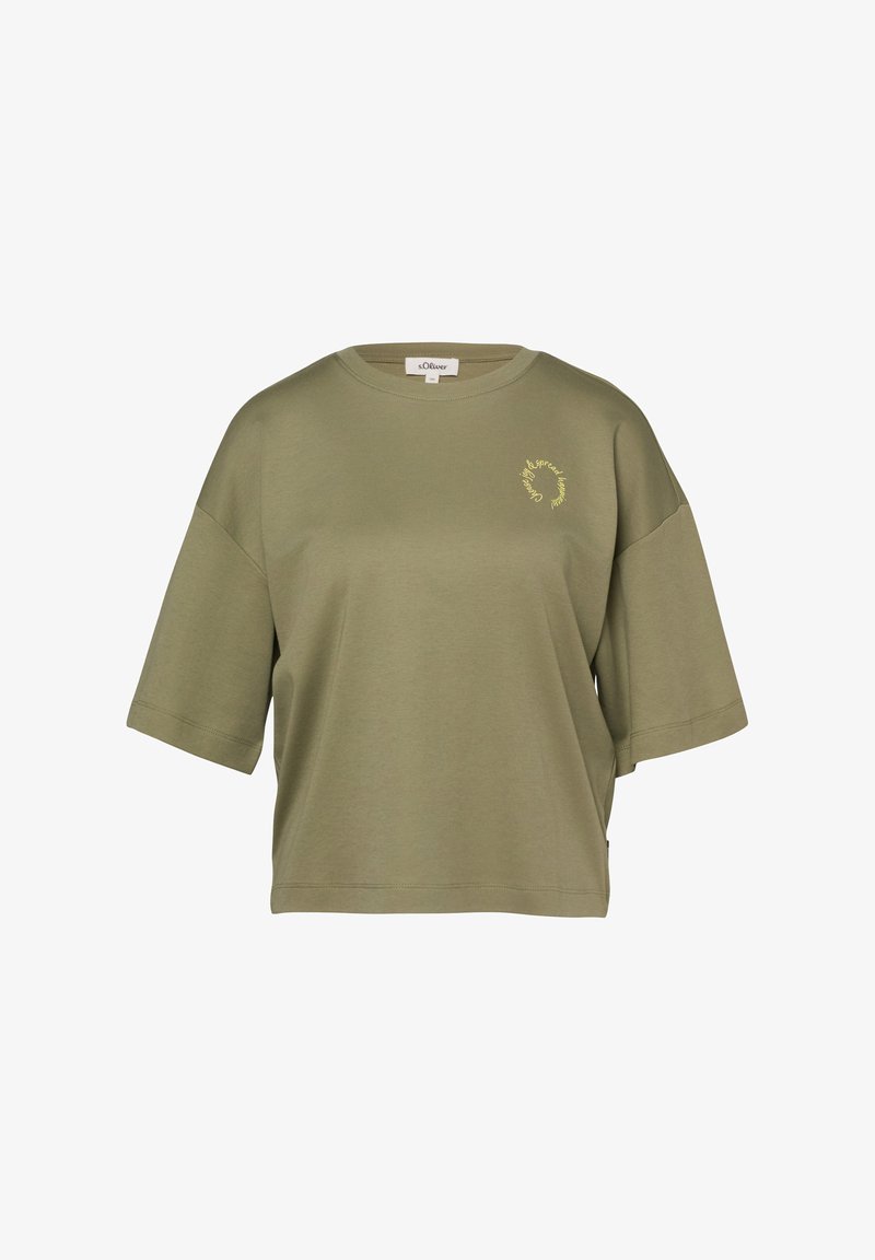 Olijfgroene korte mouw crop top met ronde halslijn en kleine gele cirkelvormige tekst op de linkerbovenborst.