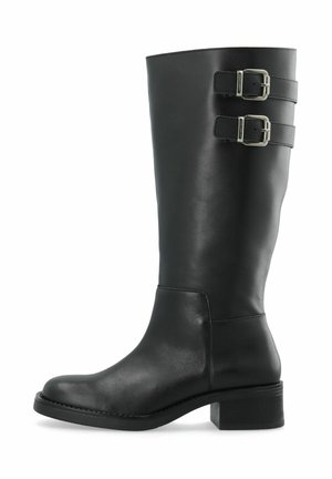 Botte en cuir noire mi-mollet avec talon bloc bas et deux sangles à boucle argentées près du haut sur le côté extérieur.