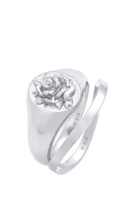 Bague en argent avec un motif de rose en relief sur le dessus arrondi, dotée d'un anneau fendu. Tamponnée avec '925' pour certifier la qualité de l'argent sterling.