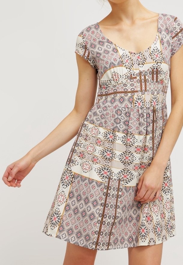 Robe à manches courtes, coupe trapèze, avec un mélange de motifs géométriques et floraux dans des tons de rose, beige et marron. Tissu léger et texturé.