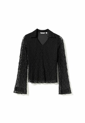 Černá krajková blůza s výstřihem do V, dlouhými zvonovými rukávy a strukturovaným límcem. Tkanina má květinový vzor a texturovaný povrch.