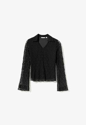 Bluză neagră din dantelă cu decolteu în V, mâneci lungi tip clopot și guler structurat. Materialul are un model floral și o textură specială.