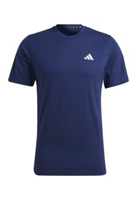 Námořnická modrá sportovní tričko s krátkým rukávem, kulatým výstřihem a malým bílým logem Adidas na levé hrudi.