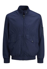 Námořnická modrá bomber bunda vyrobená z lehkého nylonu. Má vysoký límec, dvě velké přední kapsy a kapsu na zip na rukávu.