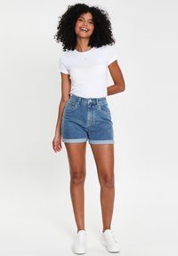 Threadbare CALAIS CLASSIC - Shorts vaqueros - mid wash