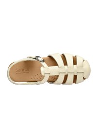 Sandalo in pelle bianca con design a cinturini incrociati, punta aperta, fibbia regolabile e una soletta color tan imbottita con perforazioni.