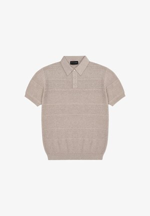 Beżowa koszulka polo z krótkim rękawem o teksturze dzianiny, z poziomymi paskami, kołnierzykiem i listwą na trzy guziki. Miękka wykończenie tkaniny.