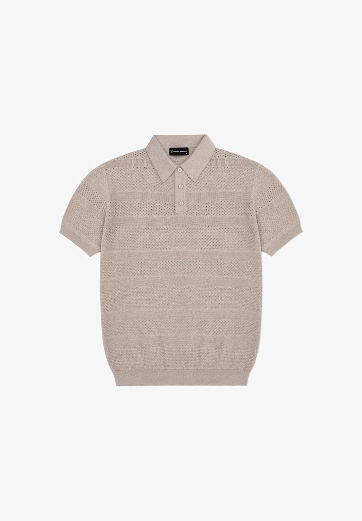 Beżowa koszulka polo z krótkim rękawem o teksturze dzianiny, z poziomymi paskami, kołnierzykiem i listwą na trzy guziki. Miękka wykończenie tkaniny.