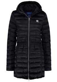 Svart puffjacka med huva, dragkedja framtill, elastisk midja och en liten vit adidas-logga på vänster bröst. Strukturerad quiltad tyg.