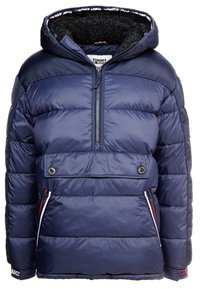 Granatowa kurtka puchowa z kapturem, zapinana na półzamek z przodu, z dwoma bocznymi kieszeniami oraz polarem w środku. Materiał o teksturowanej powierzchni z pikowanym wzorem.