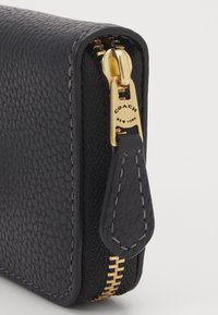 COACH ESSENTIAL SMALL ZIP AROUND CARD CASE - Portofel - black