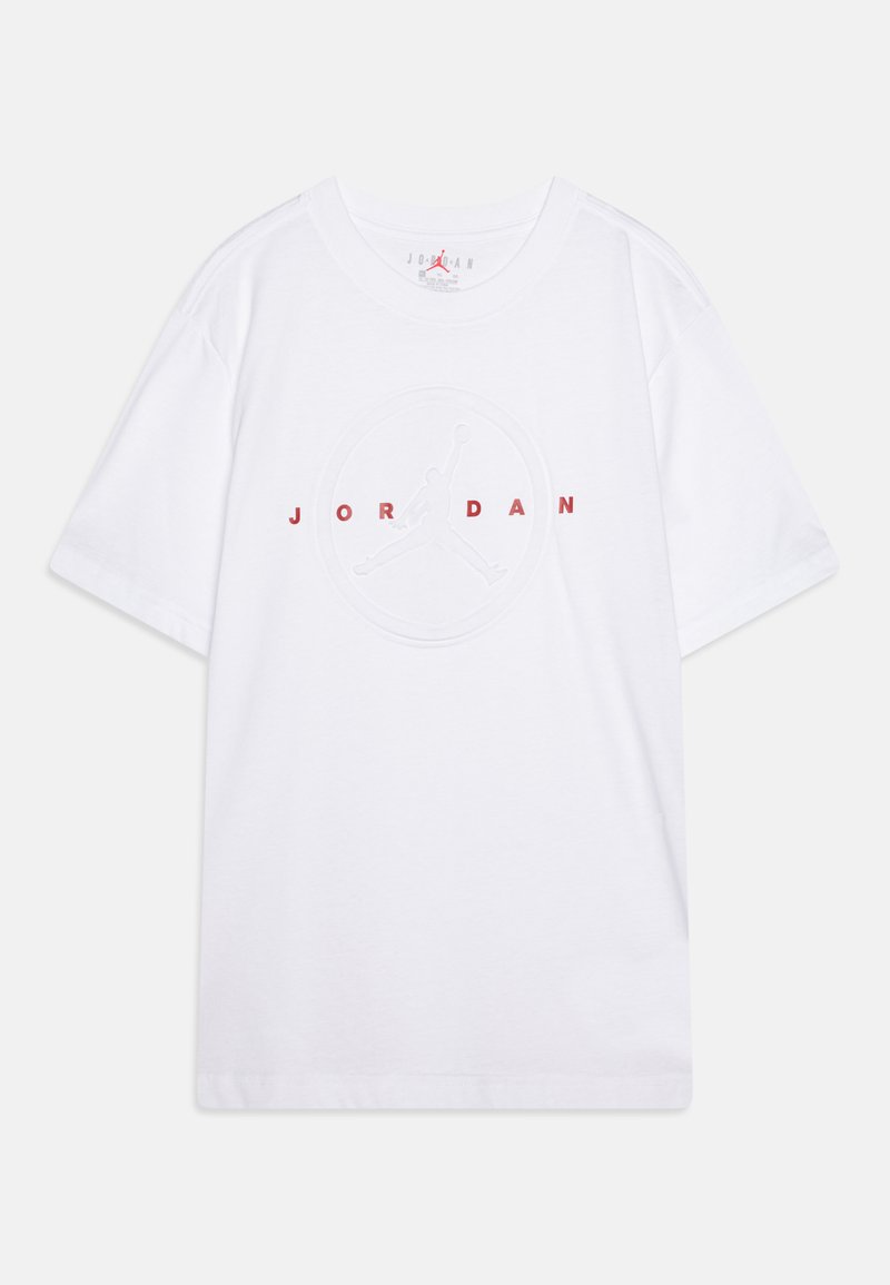 T-shirt bianco in cotone con un logo circolare testurizzato che presenta una silhouette e la scritta rossa "JORDAN" al centro. Maniche corte.