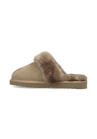 Bruna mockaskor utan häl med en fluffig pälsfoder, rund tå och en platt, strukturerad gummisula. Enkel design med sydda detaljer.