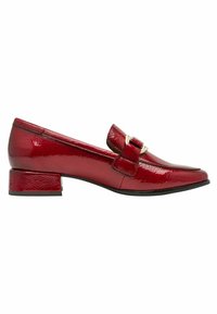 Mocassins en cuir verni rouge avec un talon bloc bas, présentant une sangle décorative et un détail de boucle sur le dessus et une texture lisse.