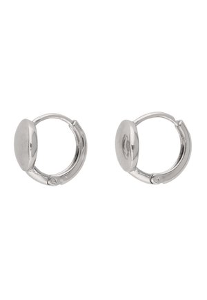 Pár apró ezüst karika fülbevaló, sima, lekerekített elülső felülettel és zsanéros kapoccsal, fehér háttér előtt.