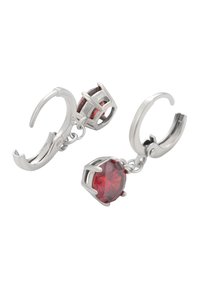 Orecchini ad anello in argento con una pietra preziosa rossa sfaccettata in una montatura metallica decorativa, sospesi da un fermaglio a molla.