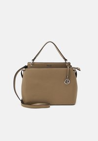 Sac à main en cuir texturé marron avec des poignées doubles, une bandoulière amovible, des accents en métal argenté et un charme de marque.