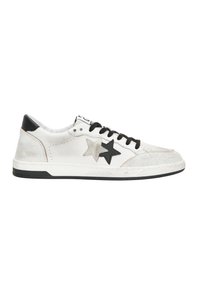 Sneakers bianchi in pelle con un motivo testurizzato, dotati di accenti di stelle nere e argento, con un tallone nero e una suola in gomma.