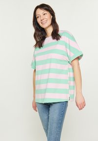 Stribet t-shirt i mintgrøn og lys pink, korte ærmer, afslappet pasform, bomuldsstof, sidespidser i kanten for ekstra bevægelsesfrihed.