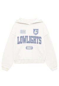 Sweat à capuche blanc avec coupe oversize. Comprend un texte imprimé bleu "LOWLIGHTS", "2017", et un logo en forme de bouclier. Poche avant et poignets côtelés.
