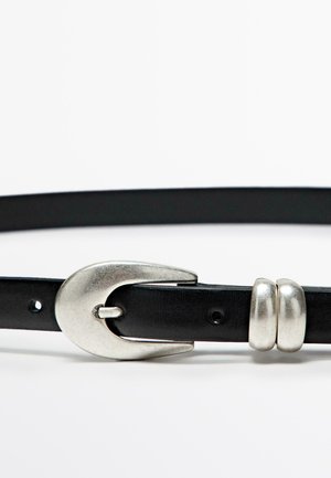 Cintura in pelle nera con fibbia in metallo argentato caratterizzata da un design curvo e due accenti rotondi argentati vicino alla fibbia.