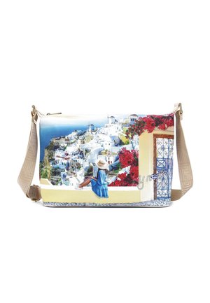 Borsa a spalla con stampa di paesaggio che presenta edifici bianchi, mare blu e fiori rossi. Realizzata in tessuto resistente con una tracolla beige.