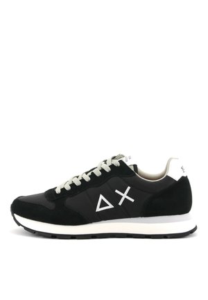 Zapatillas deportivas negras de ante y materiales sintéticos, con acentos de logotipo geométrico en blanco, cordones grises y una entresuela blanca.