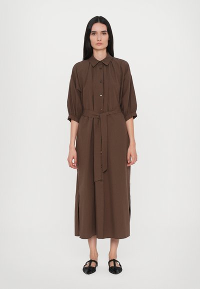 Bruine midi-jurk met lange mouwen, knoopsluiting aan de voorkant, strikceintuur, zijsplitten en een klassieke kraag. Glad materiaal met een ontspannen pasvorm.