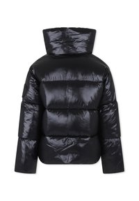 Giacca a vento nera con superficie lucida e liscia, colletto oversize e sezioni trapuntate orizzontali. Nessun sistema di chiusura o tasche visibili.