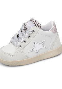 Sneaker bianco per bambini con lacci argento, toppa a forma di stella sul lato, suola beige e linguetta leopardata sotto i lacci.