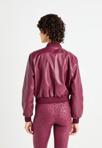 ONLY ONLHEIDI SHORT - Giacca in similpelle - burgundy