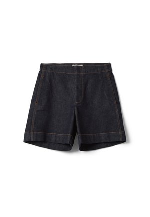 Dunkelblaue Jeansshorts mit Vordertaschen, oranger Naht und umgeschlagenem Saum, flach auf weißem Hintergrund liegend.