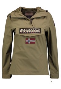 Olivengrøn vandtæt jakke med hætte, forreste kangaroo-lomme, logo-patch og et norsk flag-emblem på brystet.