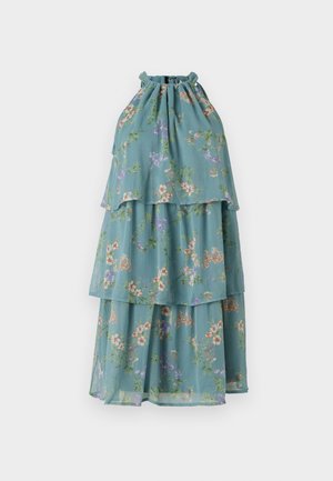 Rochie în straturi, fără mâneci, dintr-un material teal deschis, cu modele florale, având un decolteu plisat și straturi suprapuse pentru un design fluid.