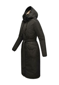 Longue parka à capuche de couleur vert foncé avec une ceinture à la taille, une fermeture éclair à l'avant, des poches à rabat boutonnées et des manches longues ajustées.