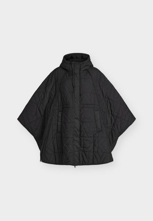 Sort quiltet poncho med hætte, frontlynlås og sidelommer, designet til varme og beskyttelse.
