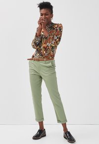 Cache Cache Pantalones chinos - green
