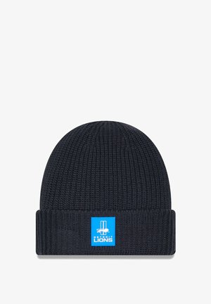 Bonnet en tricot de couleur bleu marine, avec un revers replié et un patch carré bleu avec du texte blanc et un logo à l'avant.