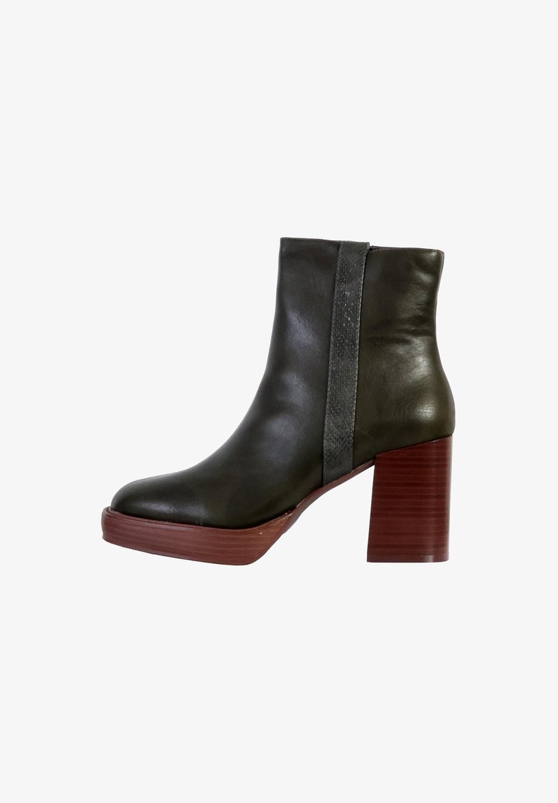 Dunkelgrüner Lederstiefelette mit strukturiertem Design, ausgestattet mit einem strukturierten grauen Seitenpanel und einem Blockabsatz aus Holz.