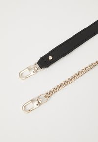 Schwarzer Lederarmband mit silbernem Zubehör, ausgestattet mit einem Druckknopf und einer goldenen Kette. Das Armband ist flach und glatt mit einer rechteckigen Form.