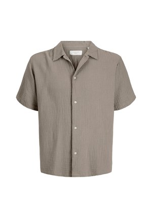 Koszula z krótkim rękawem na guziki, wykonana z fakturowanej jasnobrązowej tkaniny z kołnierzykiem, prezentowana na białym tle.