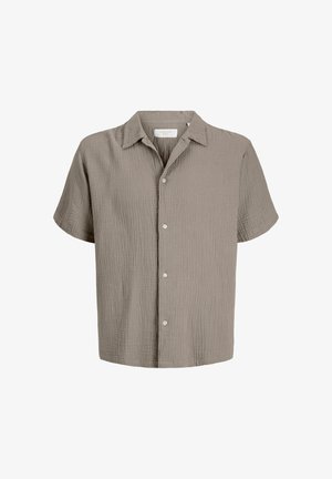 Koszula z krótkim rękawem na guziki, wykonana z fakturowanej jasnobrązowej tkaniny z kołnierzykiem, prezentowana na białym tle.