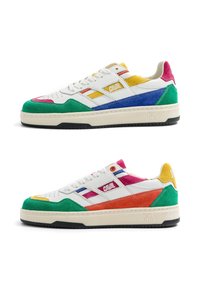 Deux baskets basses blanches avec des accents en suède multicolore vert, bleu, rouge, jaune et rose, avec la marque "CAVAL" sur les côtés.