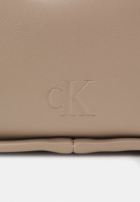 Calvin Klein Jeans KNOTTED BLOCK - Kabelka - crockery