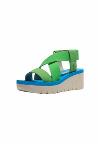 Sandali platform verdi con cinturini incrociati, tessuto texturizzato e soletta blu. Design leggero con suola chunky color crema e accenti in gomma.
