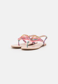 Sandalias planas coloridas con adornos florales en rosa y dorado, diseño de tira entre los dedos y una suela de tono beige claro con textura suave.