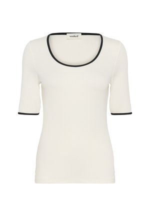 Bijela kratka majica s okruglim izrezom, s crnim obrubom na izrezu i rukavima, izrađena od glatkog, rastezljivog materijala.