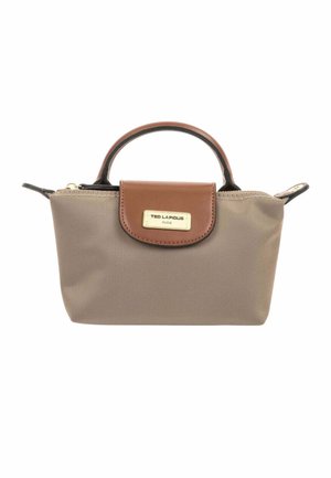 Petit sac taupe avec poignée et rabat en cuir marron, fermeture éclair dorée, et plaque métallique du logo Ted Lapidus Paris à l'avant.